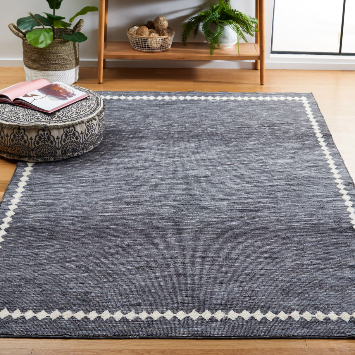 SAFAVIEH Easy Care Machine Washable Lintrud Border Rug