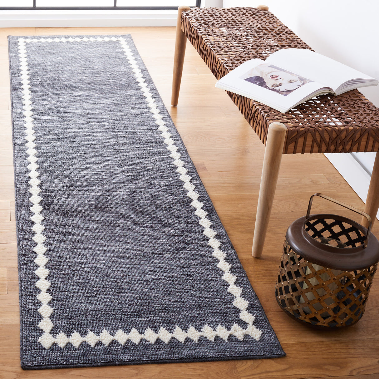 SAFAVIEH Easy Care Machine Washable Lintrud Border Rug