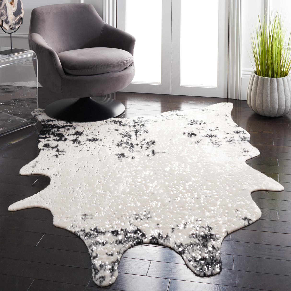 SAFAVIEH Faux Cow Hide Masuda Animal Rug