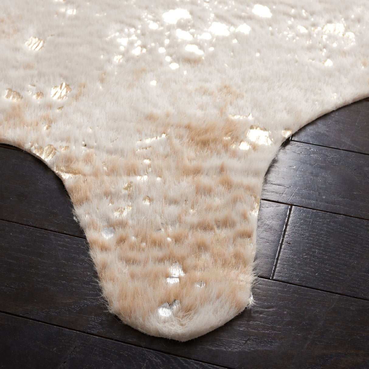 SAFAVIEH Faux Cow Hide Masuda Animal Rug