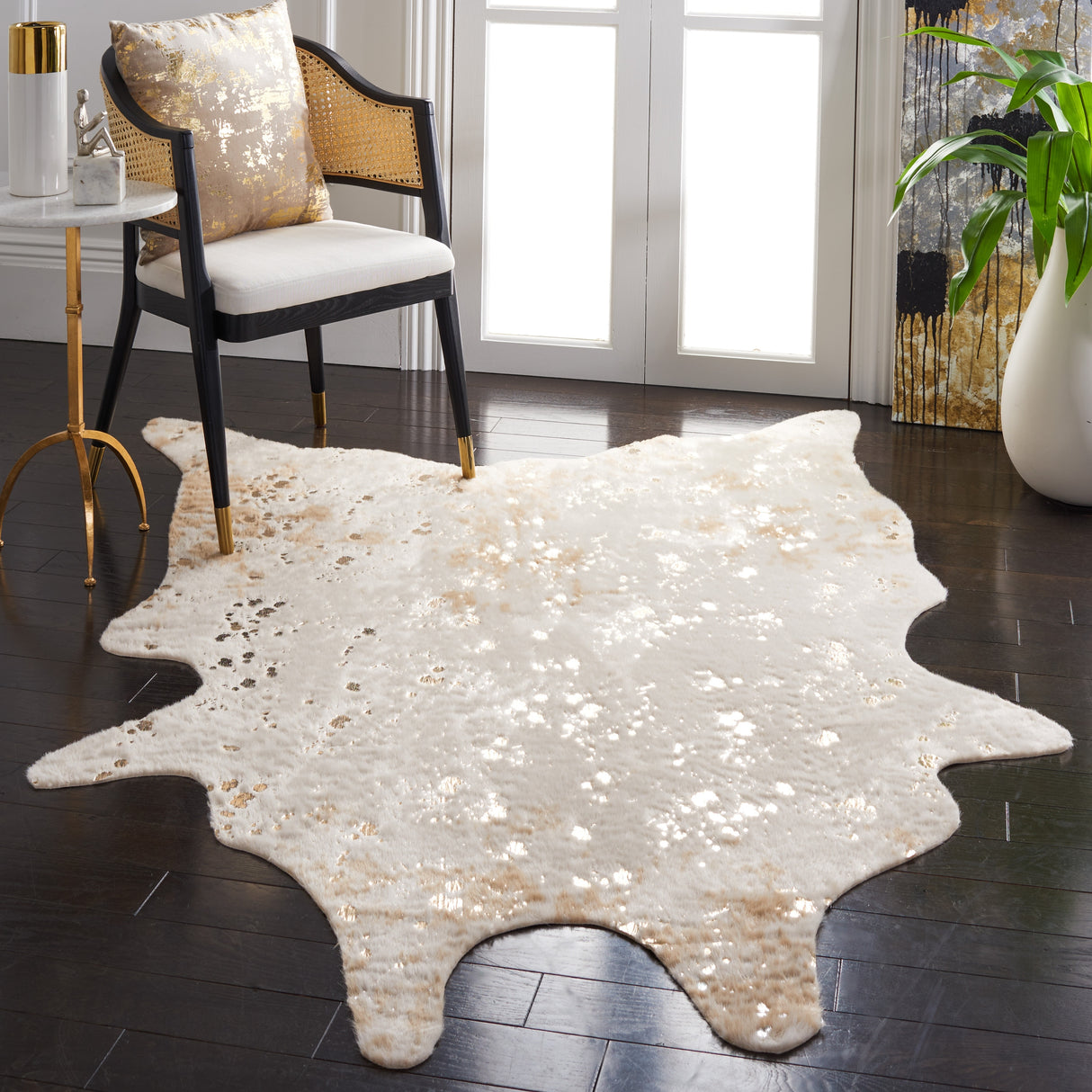 SAFAVIEH Faux Cow Hide Masuda Animal Rug