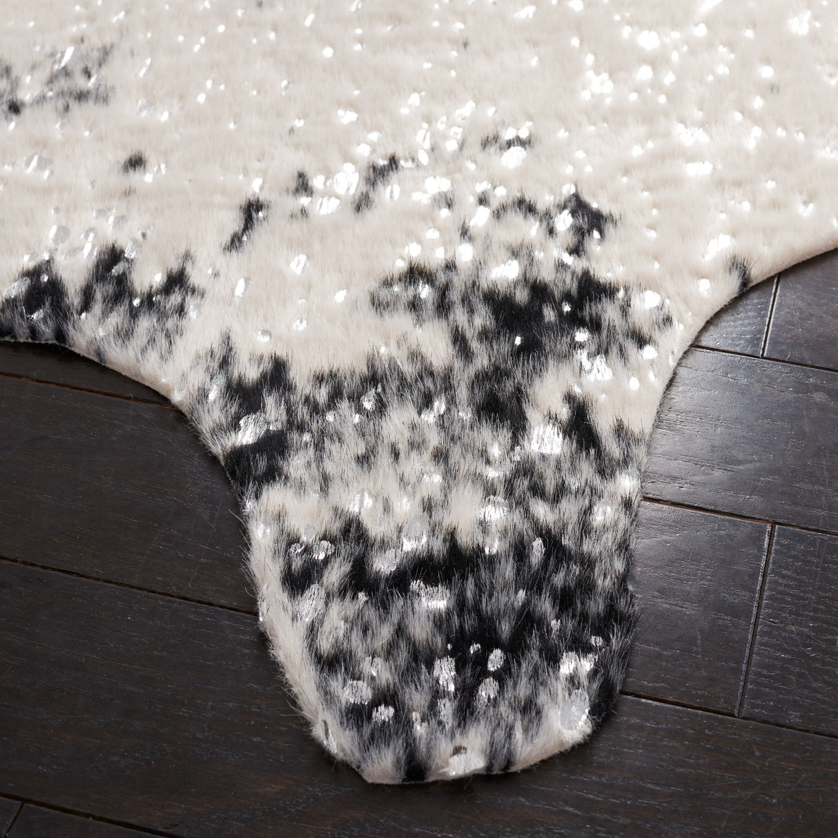 SAFAVIEH Faux Cow Hide Masuda Animal Rug