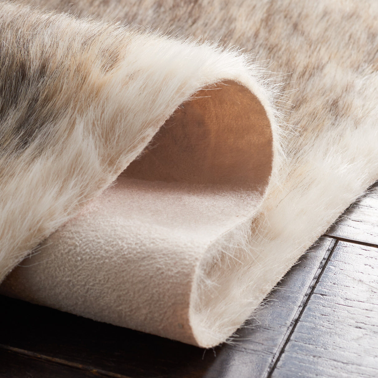 SAFAVIEH Faux Cow Hide Ngan Animal Rug