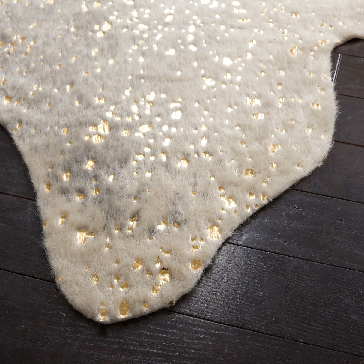 SAFAVIEH Faux Cow Hide Sedina Animal Rug