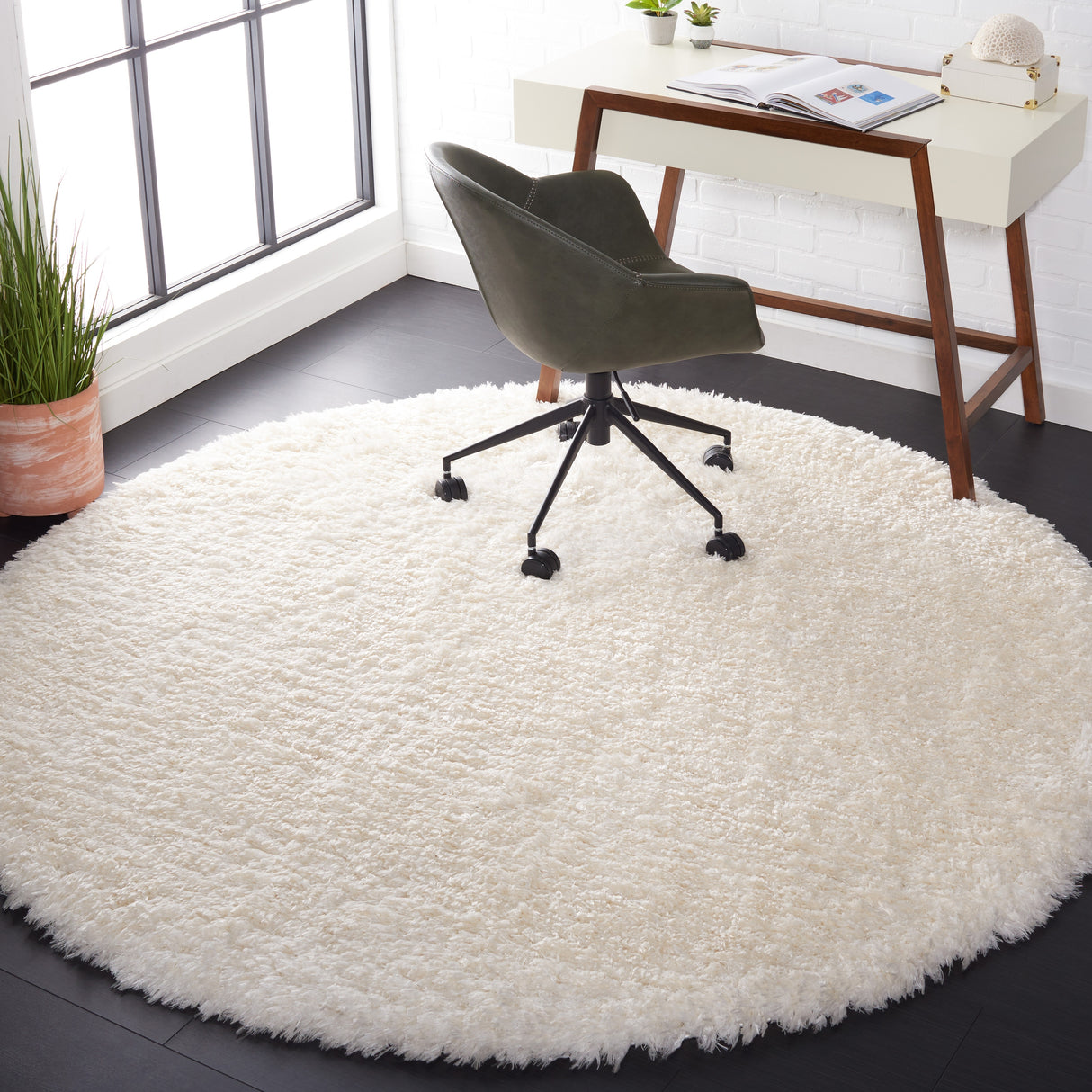 SAFAVIEH Flokati Shag Wynne 2.75-inch Thick Rug