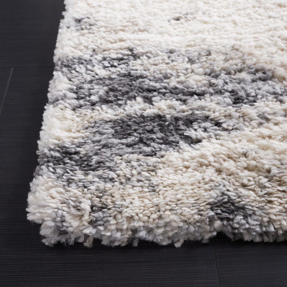 SAFAVIEH Fontana Shag Nele Modern 2-inch Thick Rug