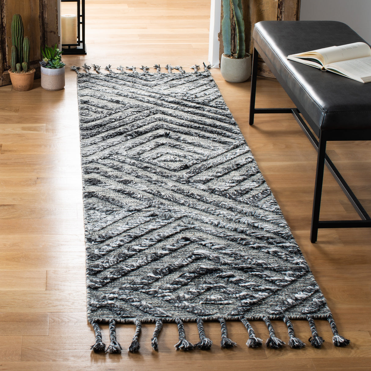 SAFAVIEH Hand-Knotted Casablanca Shag Maite Tribal Wool Rug