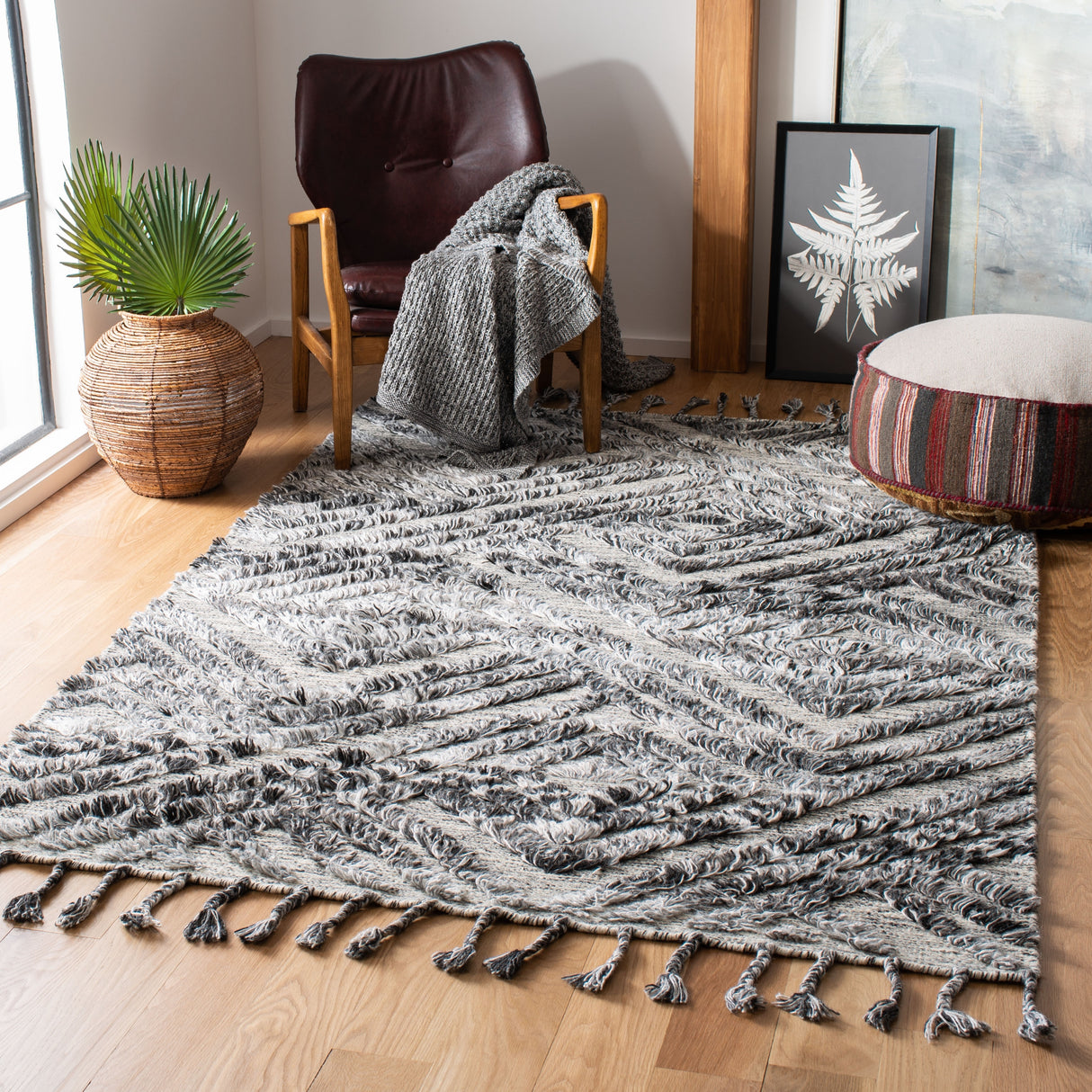 SAFAVIEH Hand-Knotted Casablanca Shag Maite Tribal Wool Rug