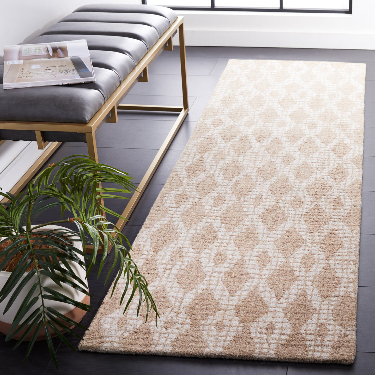 SAFAVIEH Handmade Abstract Gyda Modern Wool Rug