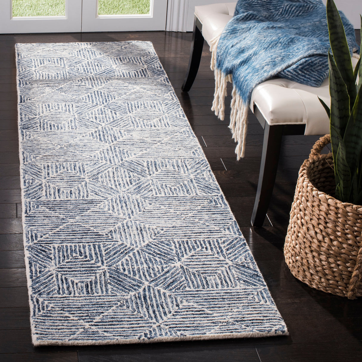 SAFAVIEH Handmade Abstract Harmanna Modern Wool Rug