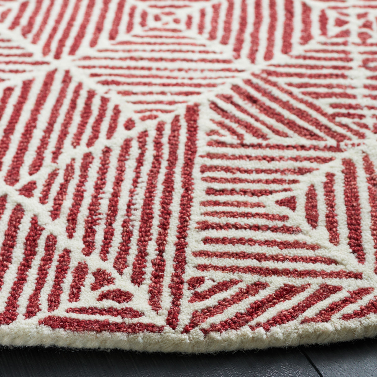 SAFAVIEH Handmade Abstract Harmanna Modern Wool Rug