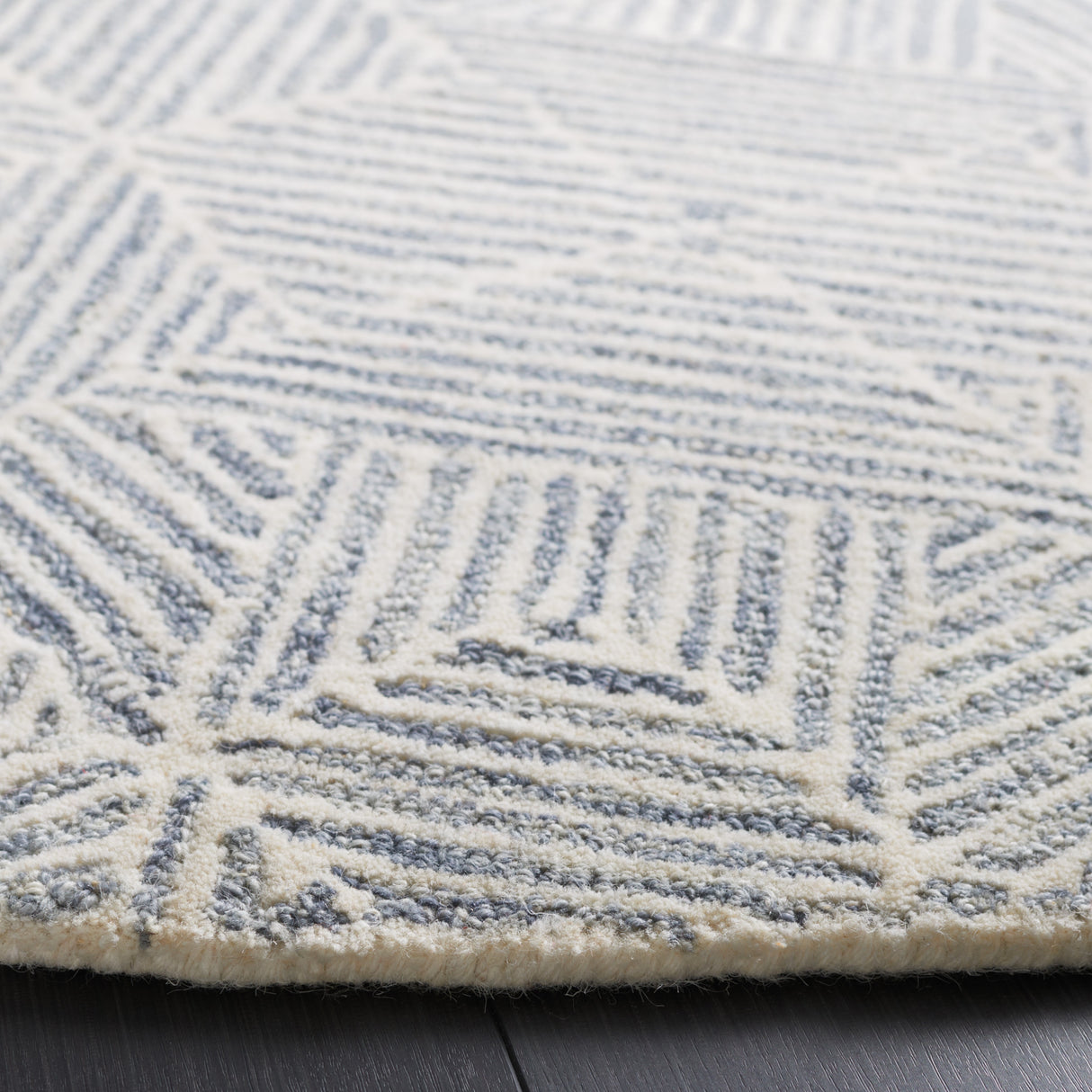 SAFAVIEH Handmade Abstract Harmanna Modern Wool Rug