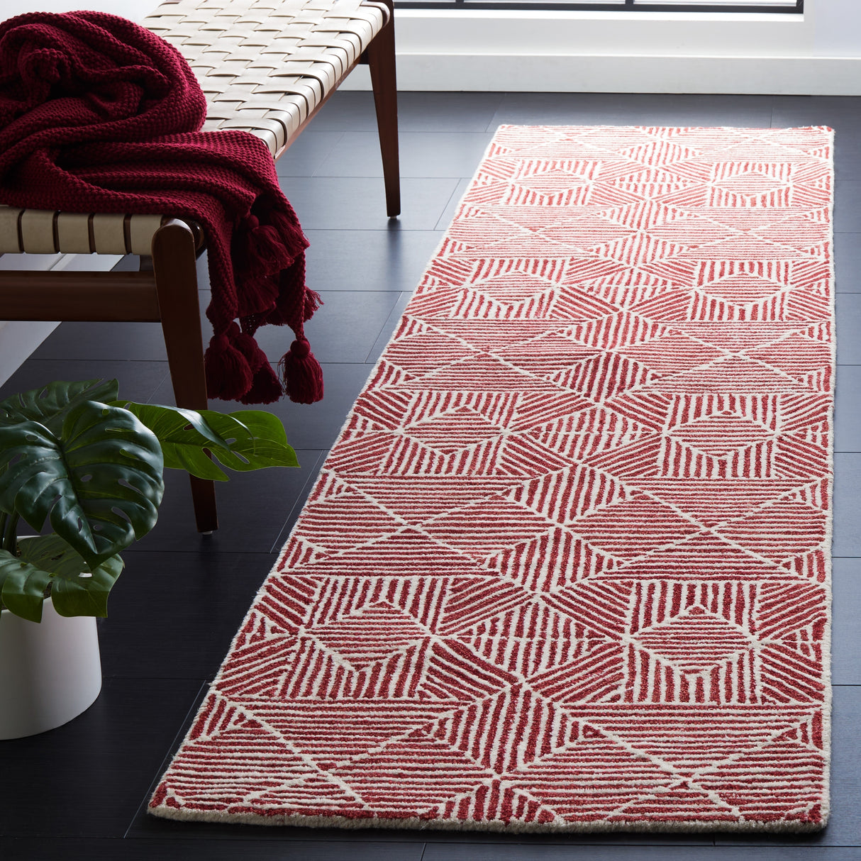 SAFAVIEH Handmade Abstract Harmanna Modern Wool Rug