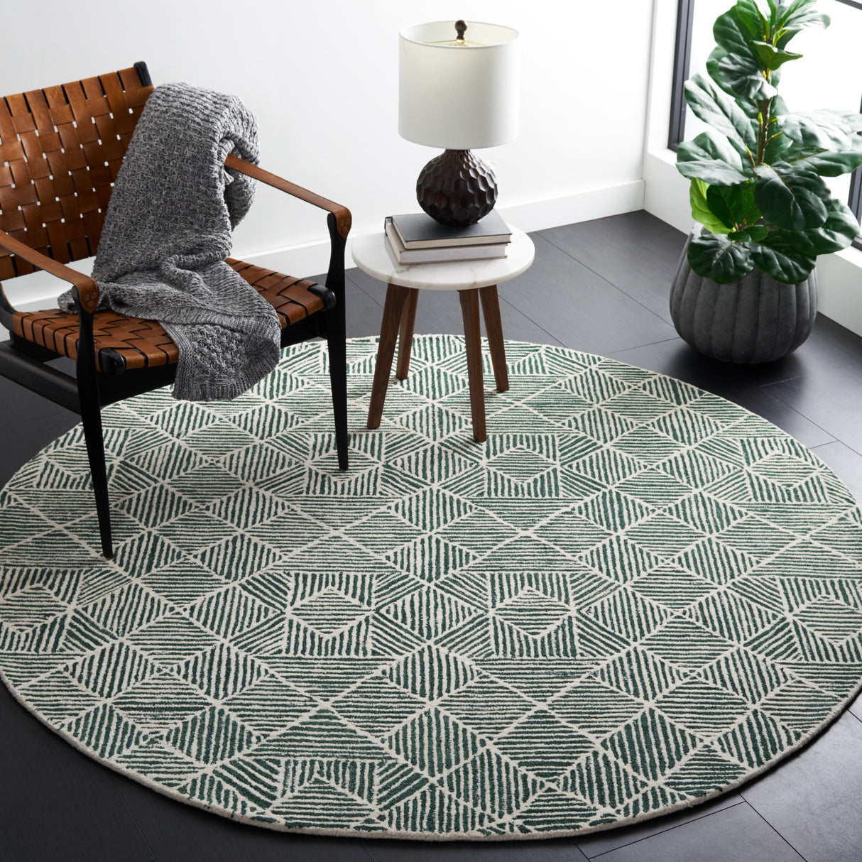 SAFAVIEH Handmade Abstract Harmanna Modern Wool Rug