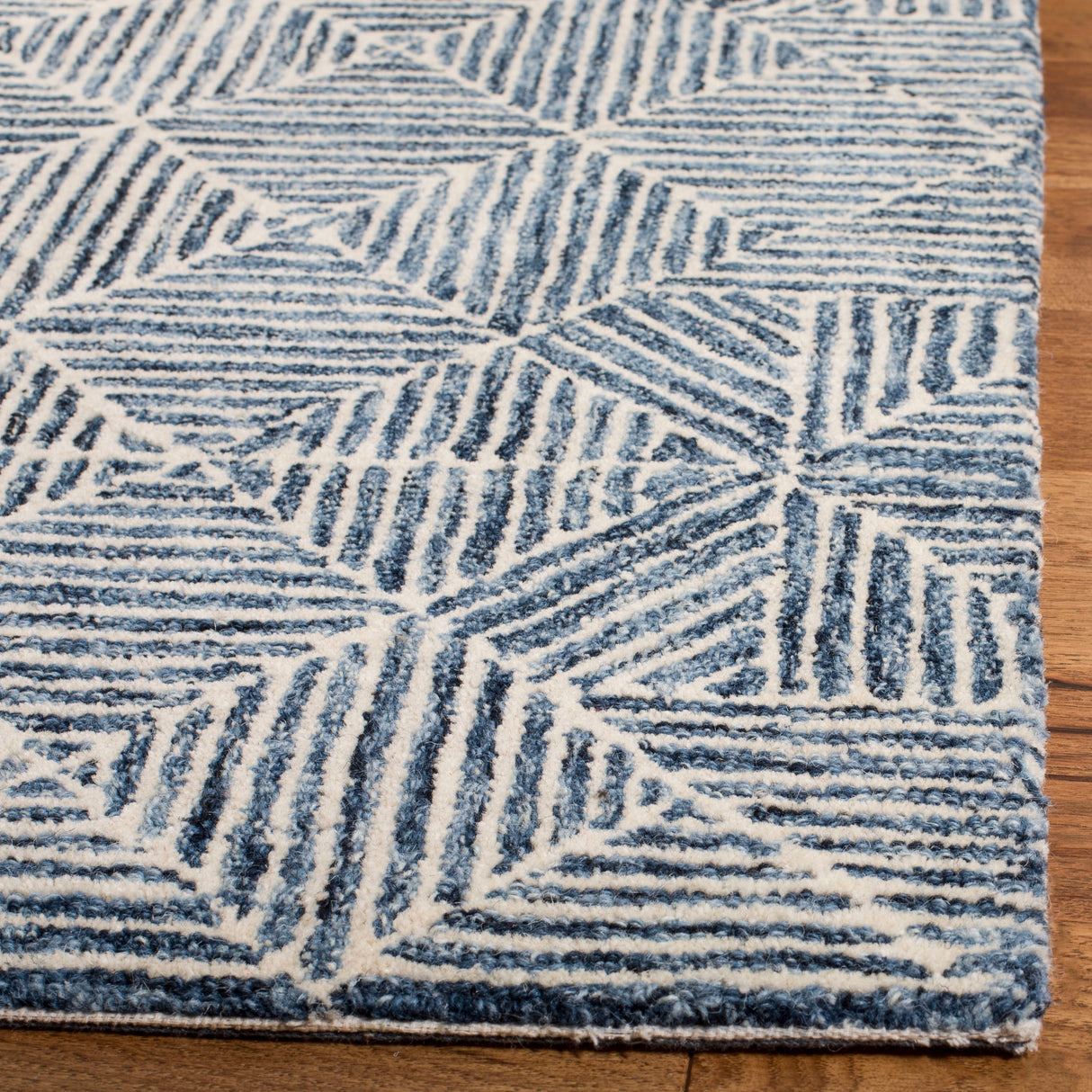 SAFAVIEH Handmade Abstract Harmanna Modern Wool Rug