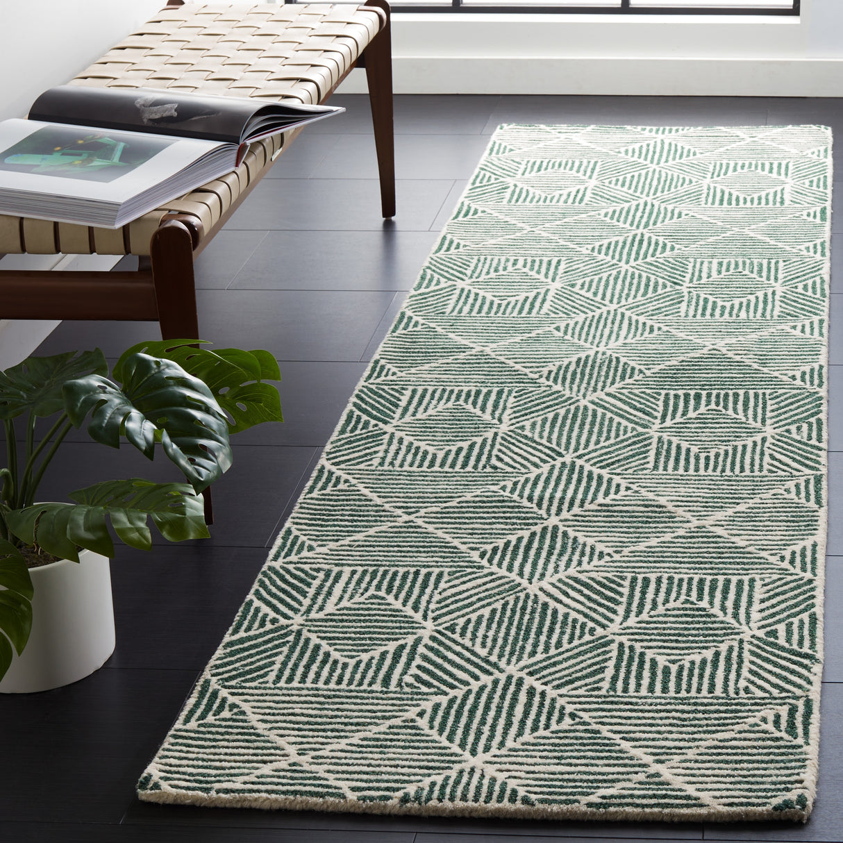 SAFAVIEH Handmade Abstract Harmanna Modern Wool Rug