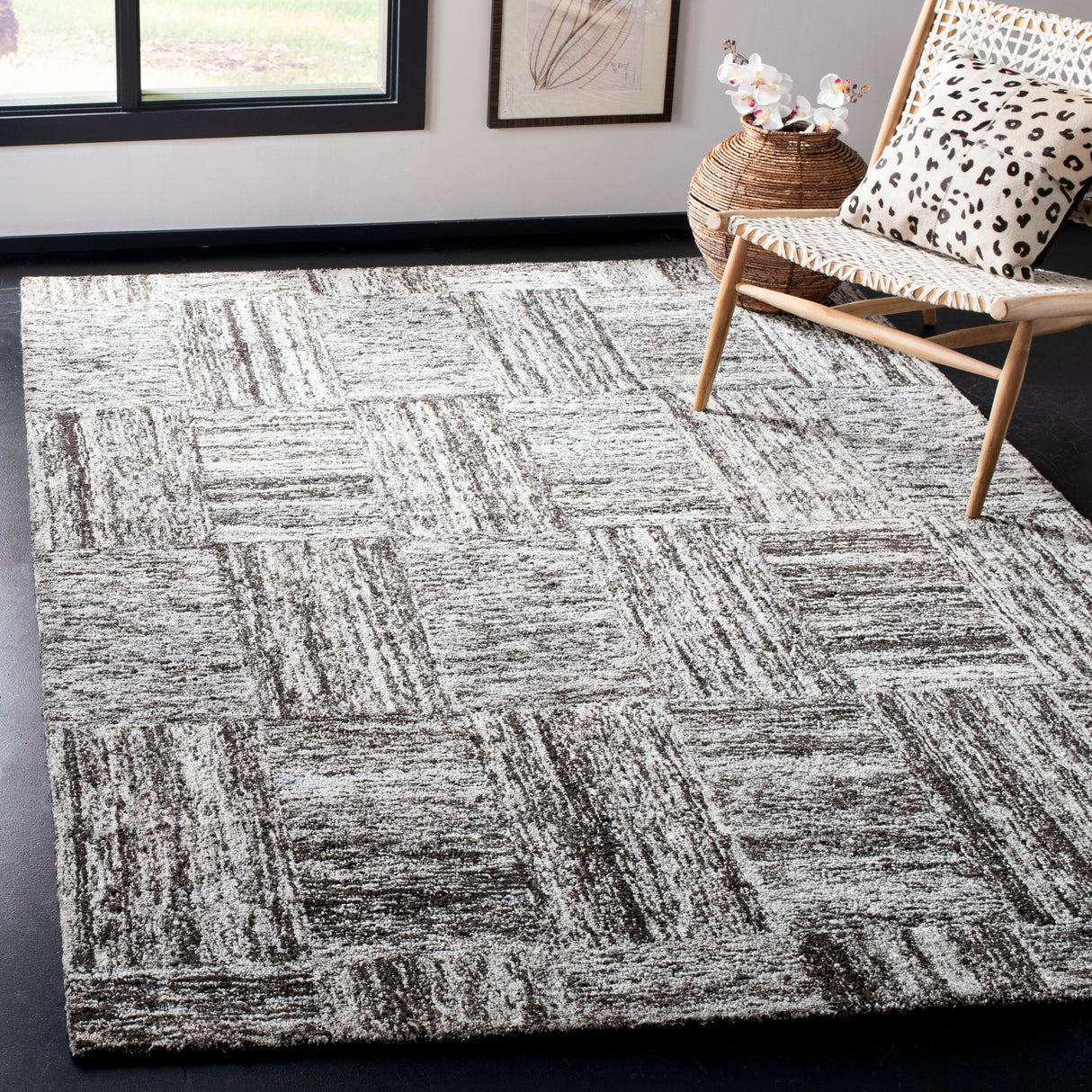 SAFAVIEH Handmade Abstract Hristina Modern Viscose Rug