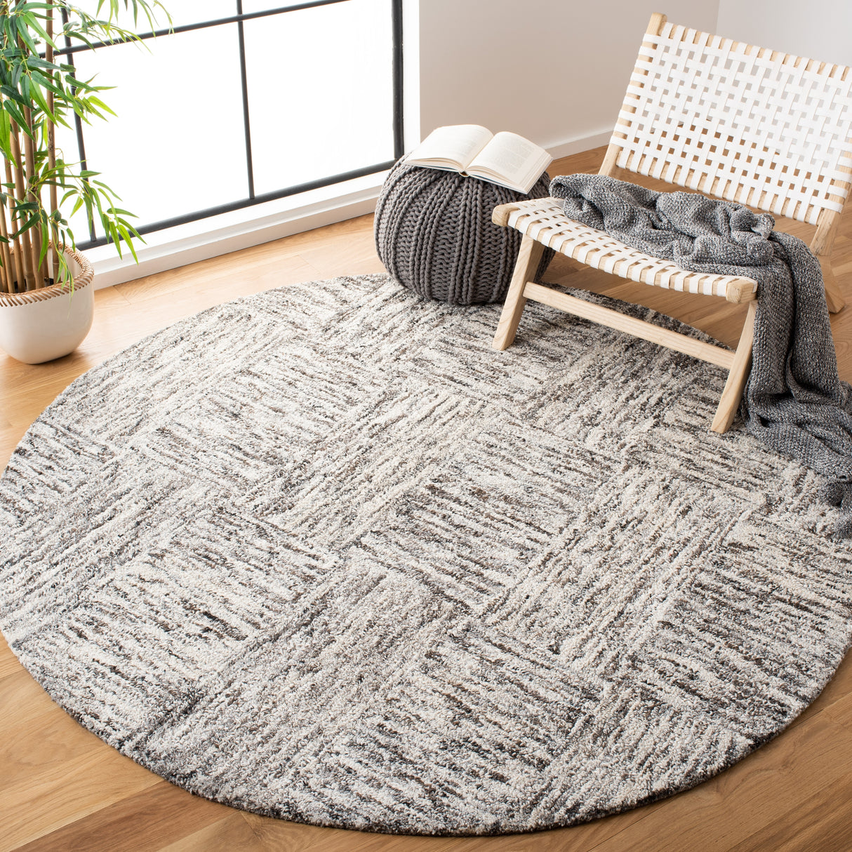 SAFAVIEH Handmade Abstract Hristina Modern Viscose Rug