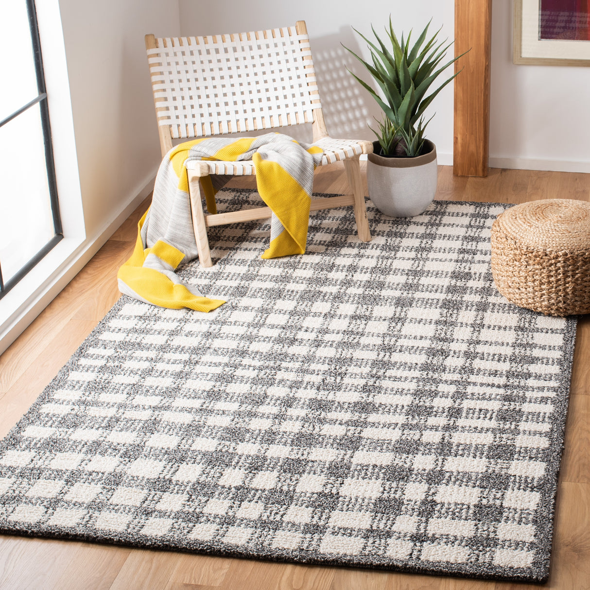 SAFAVIEH Handmade Abstract Imka Checkered Wool Rug