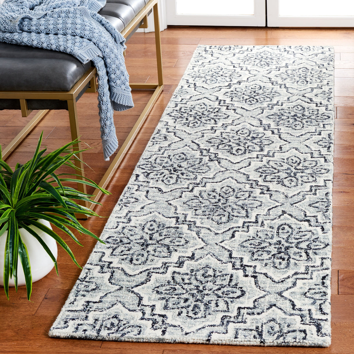 SAFAVIEH Handmade Abstract Ingegerd Modern Wool Rug