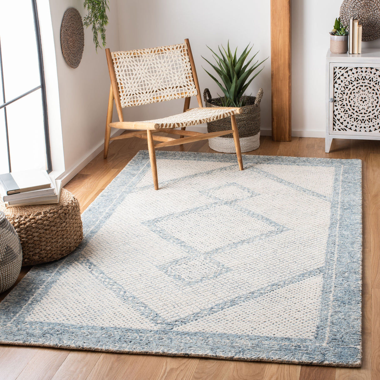 SAFAVIEH Handmade Abstract Inse Modern Wool Rug