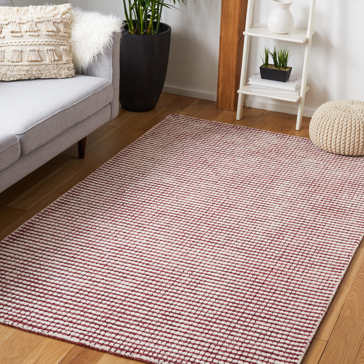 SAFAVIEH Handmade Abstract Maryla Modern Wool Rug