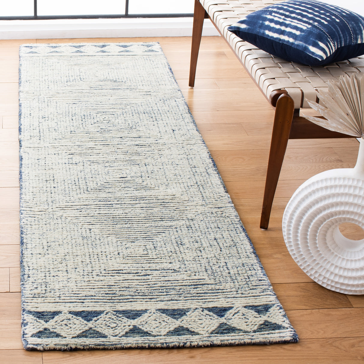 SAFAVIEH Handmade Abstract Rachel Modern Wool Rug