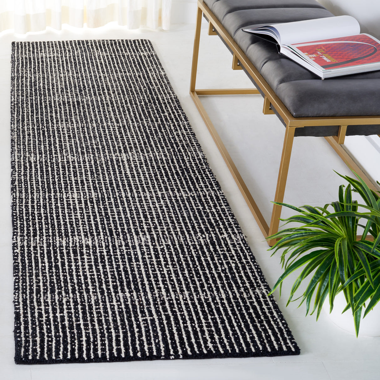 SAFAVIEH Handmade Abstract Soumitra Modern Wool Rug