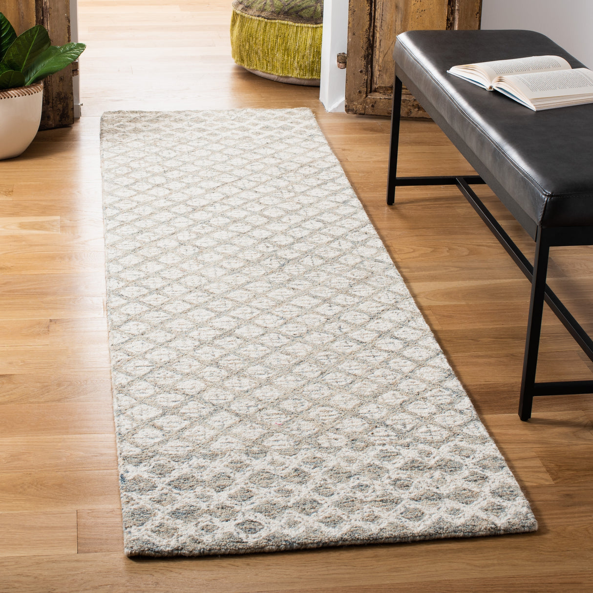 SAFAVIEH Handmade Abstract Suhad Modern Wool Rug