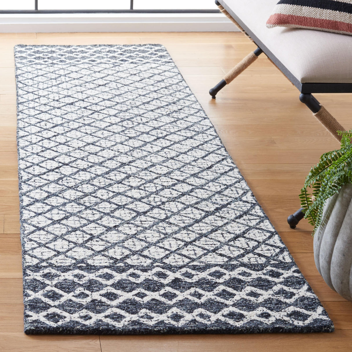 SAFAVIEH Handmade Abstract Suhad Modern Wool Rug