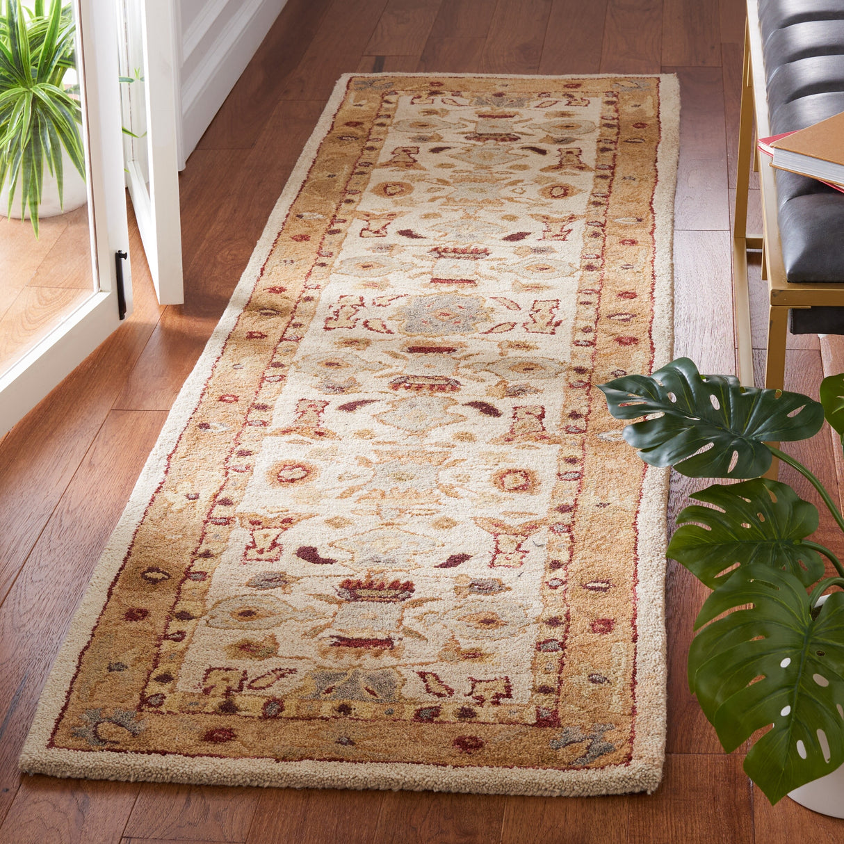 SAFAVIEH Handmade Anatolia Finnborg Traditional Oriental Wool Rug