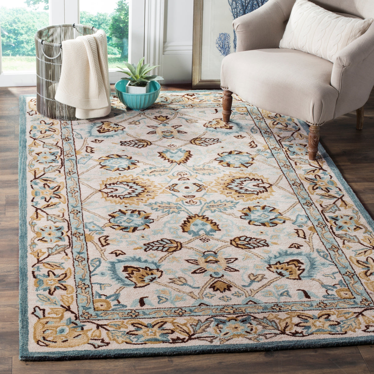 SAFAVIEH Handmade Antiquity Verene Traditional Oriental Wool Rug