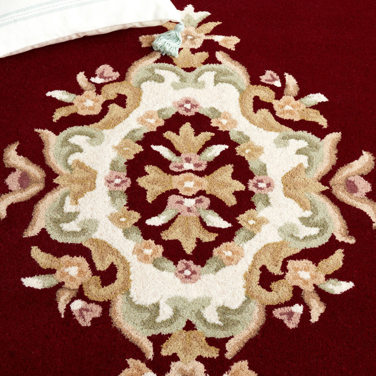 SAFAVIEH Handmade Aubusson Hale Traditional Wool Rug.