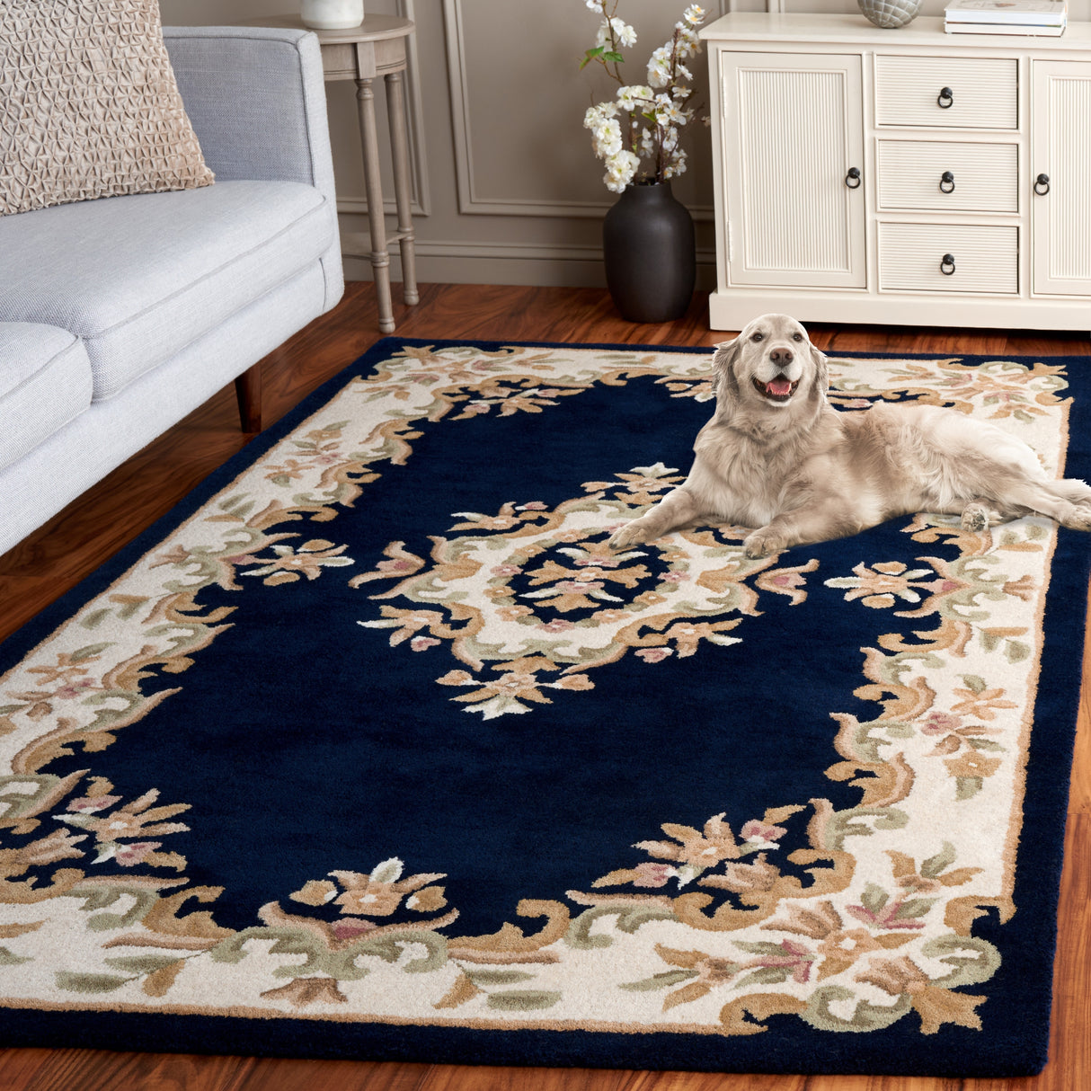 SAFAVIEH Handmade Aubusson Hale Traditional Wool Rug.