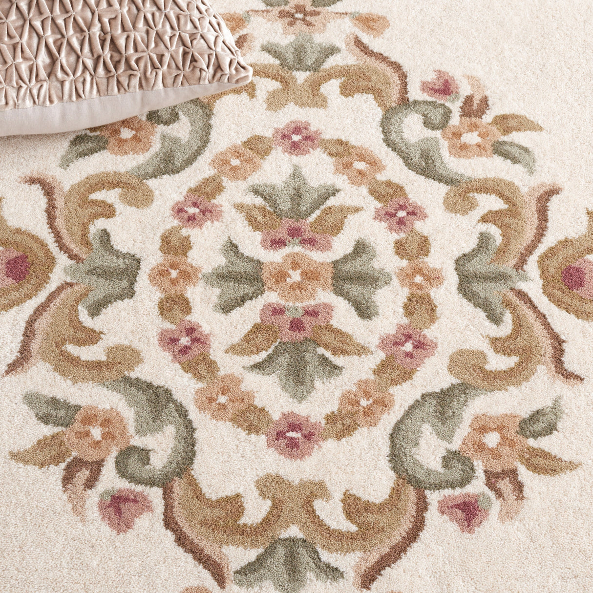 SAFAVIEH Handmade Aubusson Hale Traditional Wool Rug.