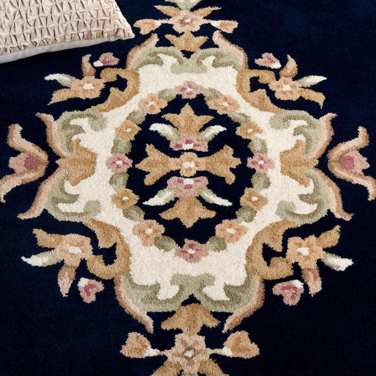 SAFAVIEH Handmade Aubusson Hale Traditional Wool Rug.