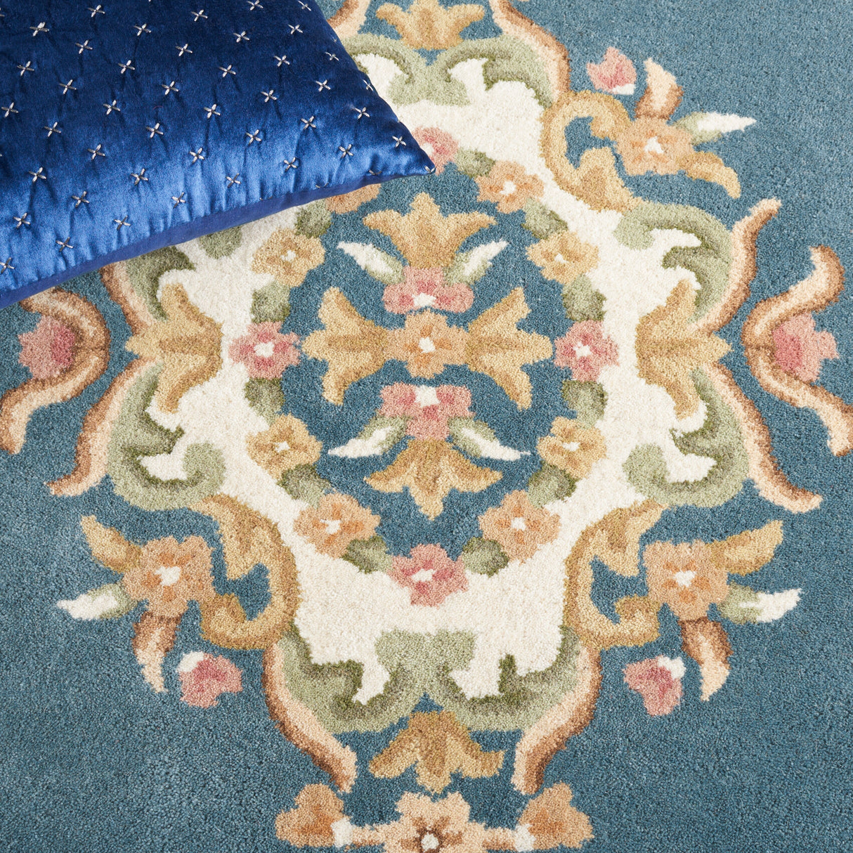 SAFAVIEH Handmade Aubusson Hale Traditional Wool Rug.