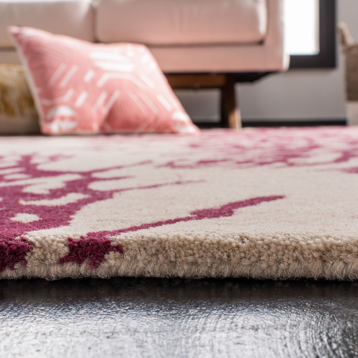 SAFAVIEH Handmade Bella Dwynwen Modern Floral Wool Rug