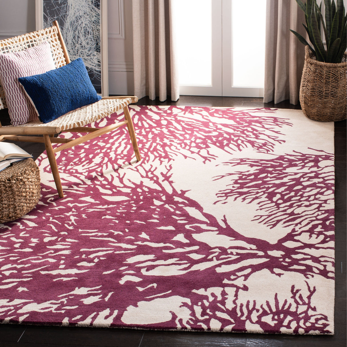 SAFAVIEH Handmade Bella Dwynwen Modern Floral Wool Rug