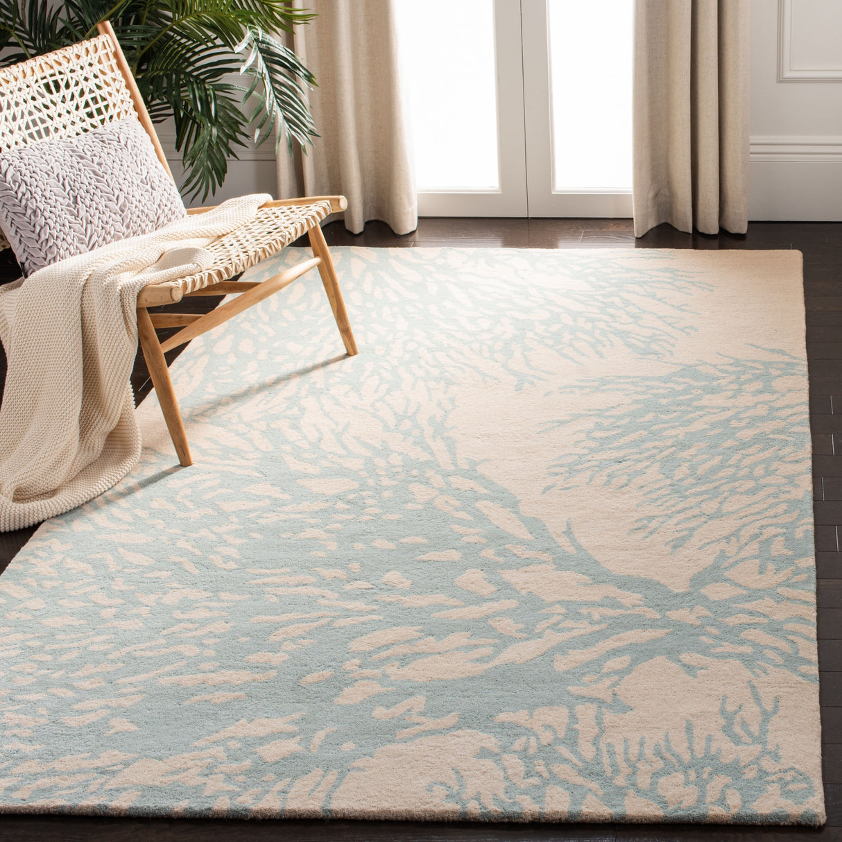 SAFAVIEH Handmade Bella Dwynwen Modern Floral Wool Rug