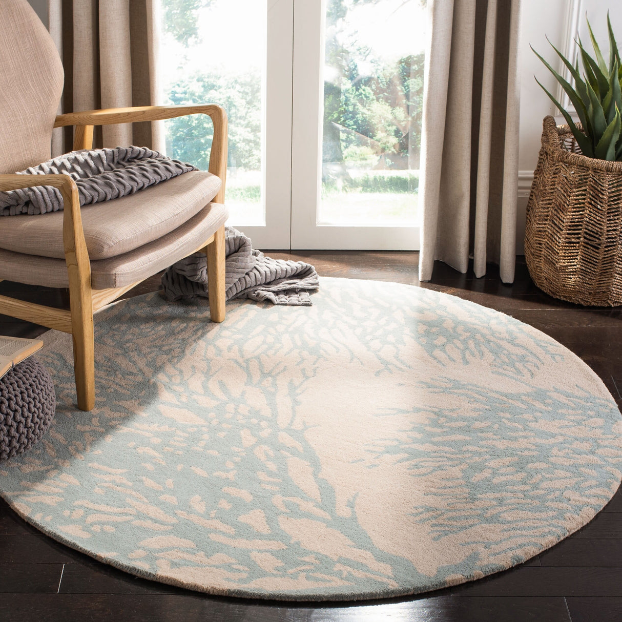 SAFAVIEH Handmade Bella Dwynwen Modern Floral Wool Rug