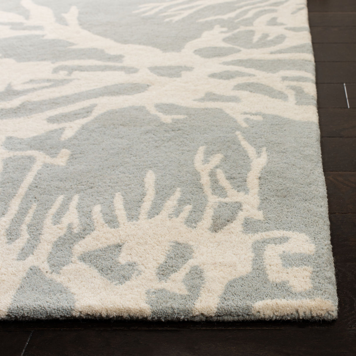 SAFAVIEH Handmade Bella Dwynwen Modern Floral Wool Rug