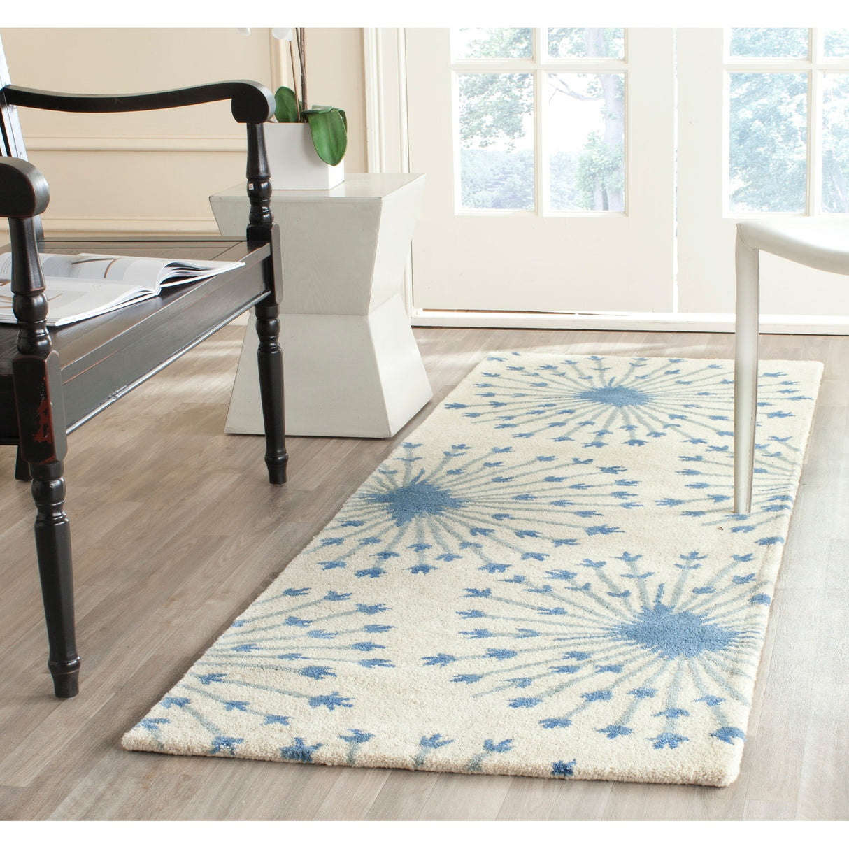 SAFAVIEH Handmade Bella Kieu Wool Rug