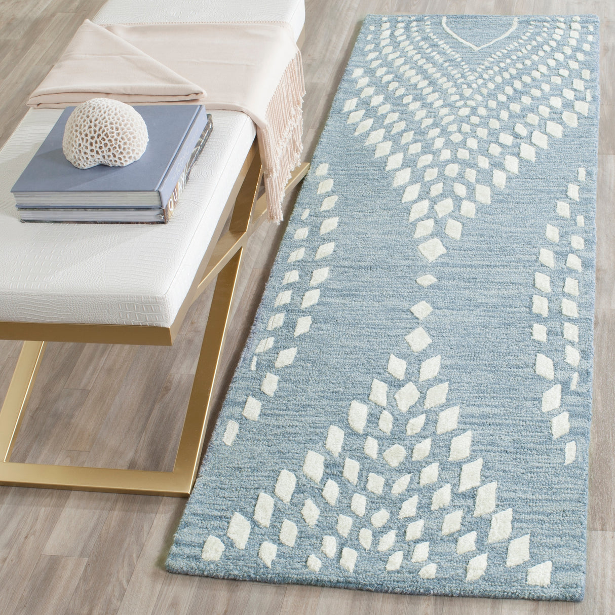 SAFAVIEH Handmade Bella Stacy Modern Floral Wool Rug