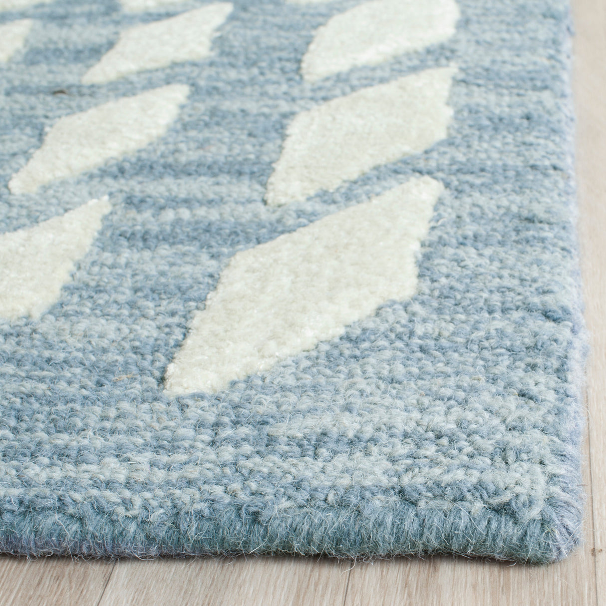 SAFAVIEH Handmade Bella Stacy Modern Floral Wool Rug