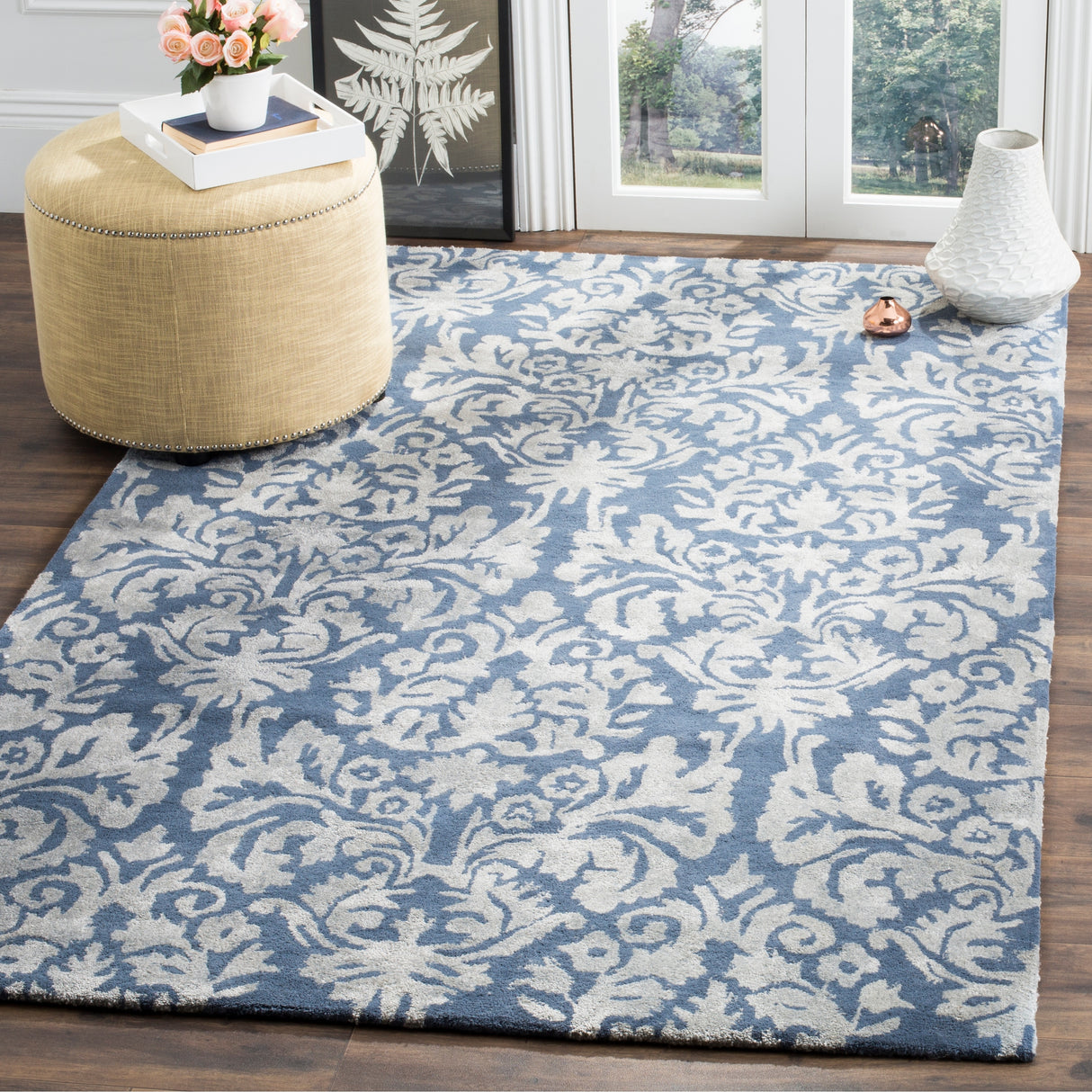 SAFAVIEH Handmade Bella Trea Modern Floral Wool Rug