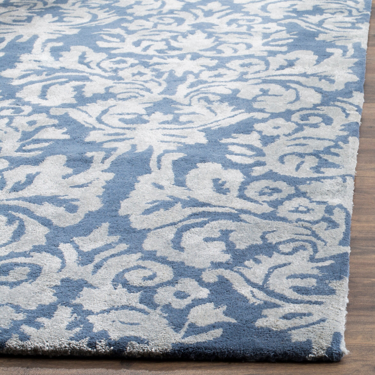 SAFAVIEH Handmade Bella Trea Modern Floral Wool Rug