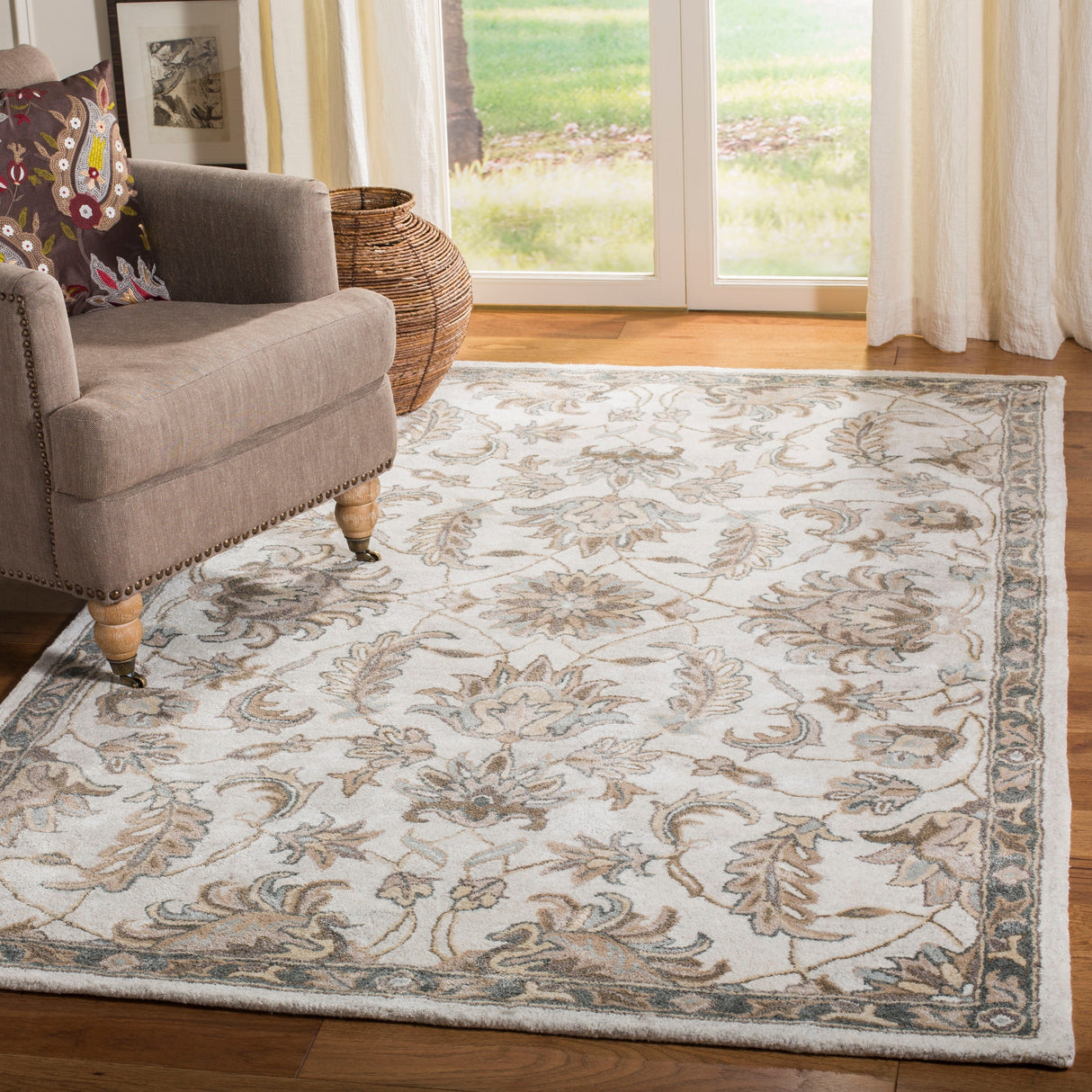 SAFAVIEH Handmade Bella Veselka Modern Floral Wool Rug