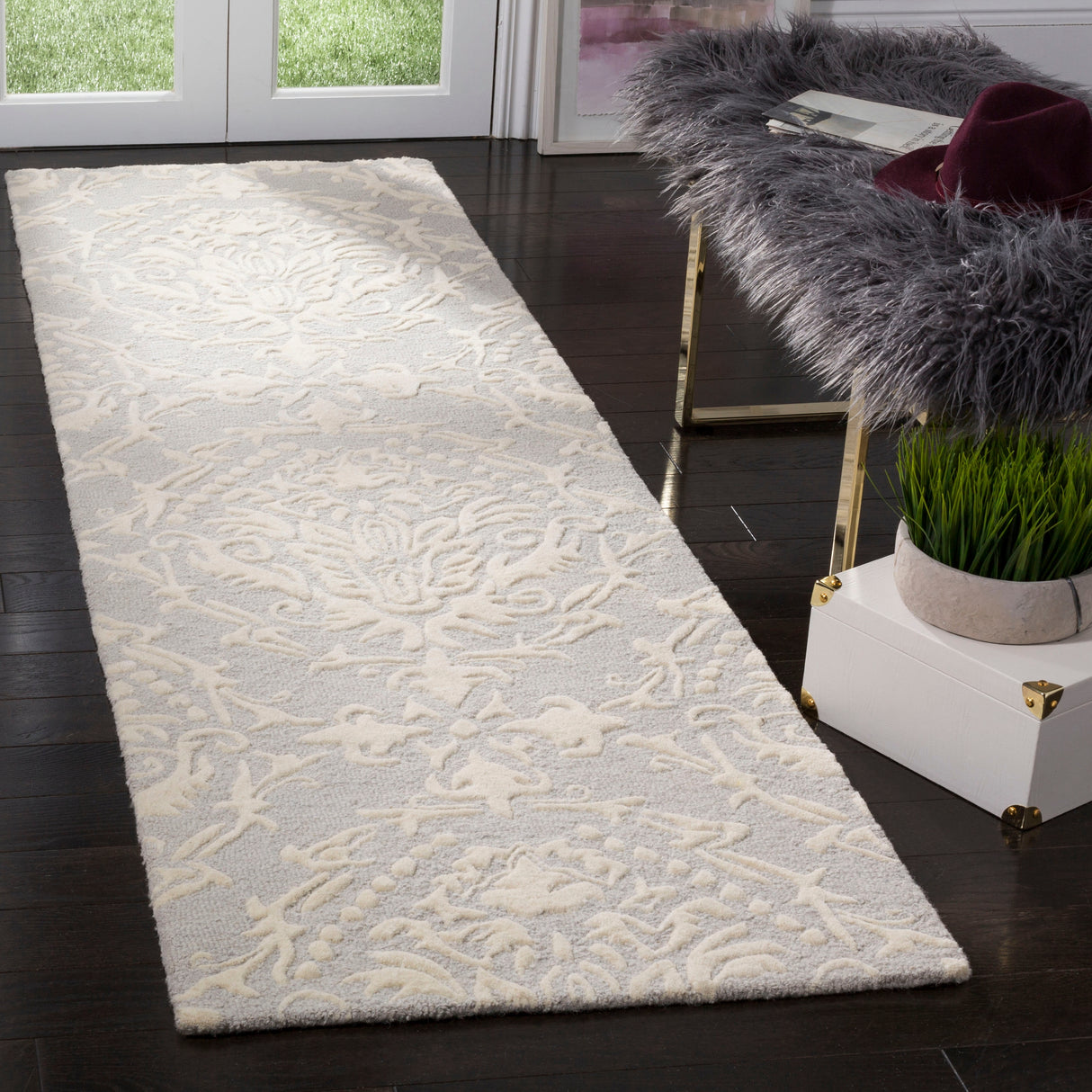 SAFAVIEH Handmade Blossom Ambroisine Modern Floral Wool Rug