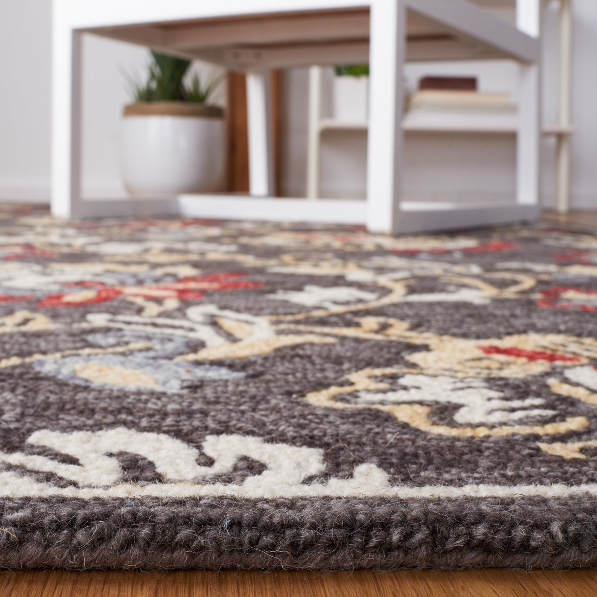 SAFAVIEH Handmade Blossom Anda Wool Rug